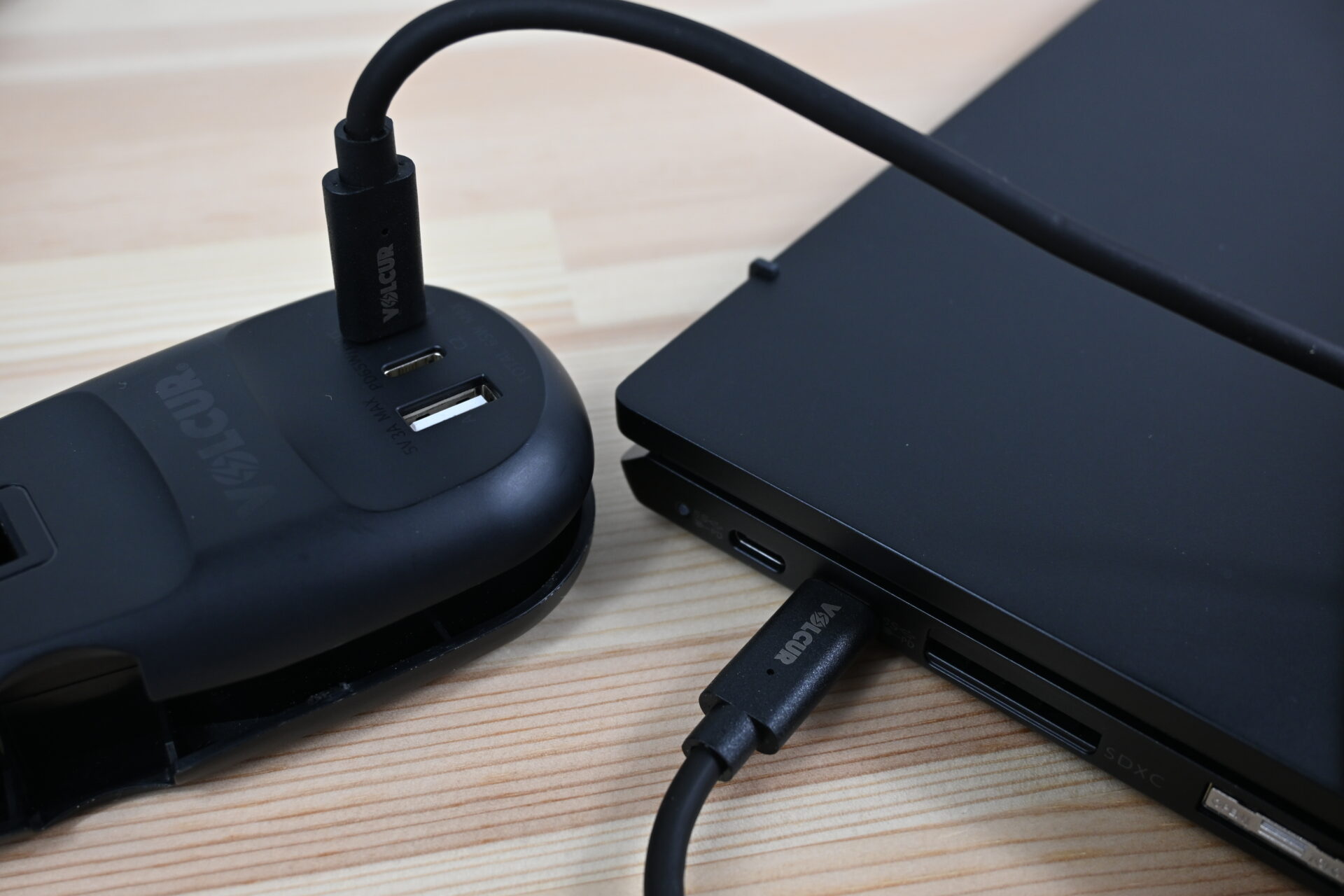 「ただの延長コード」はもう古い?外出先を快適にする“持ち歩く電源基地”モバイルタップの選び方と利用シーン